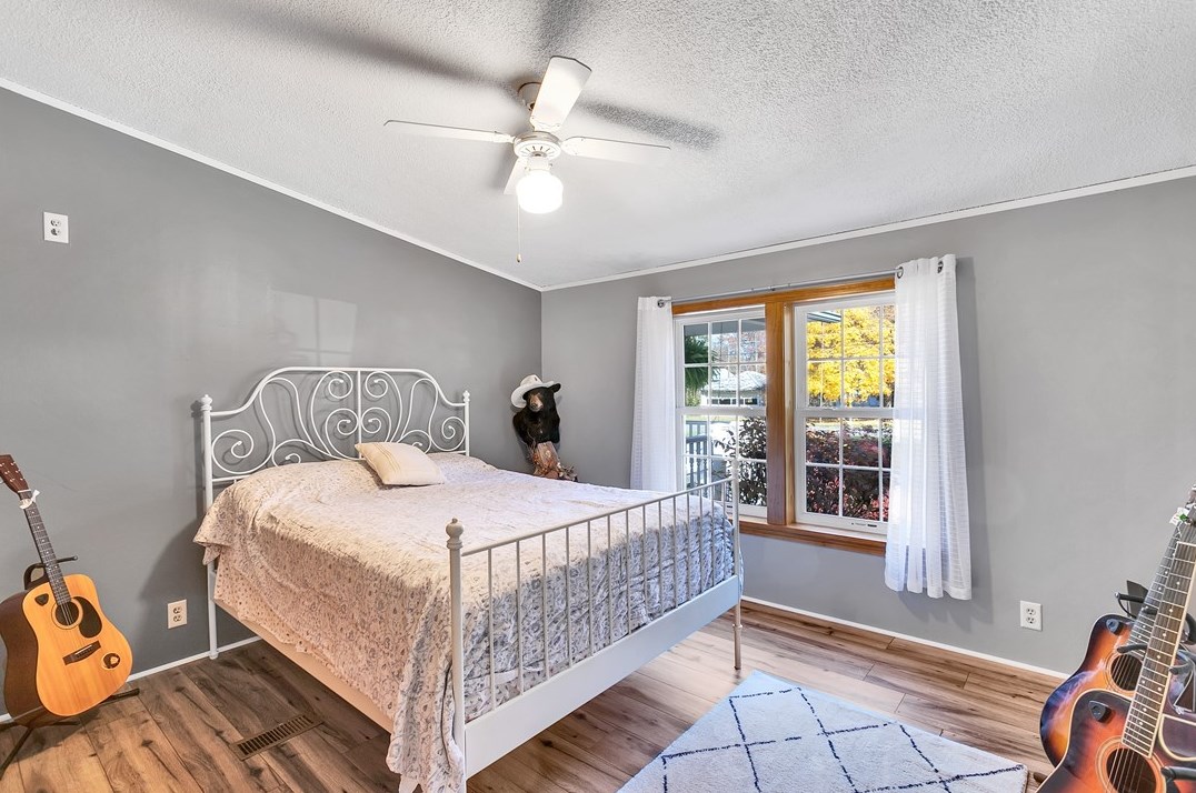 125 2nd Ave, Ellwood City PA  16117-4709 exterior