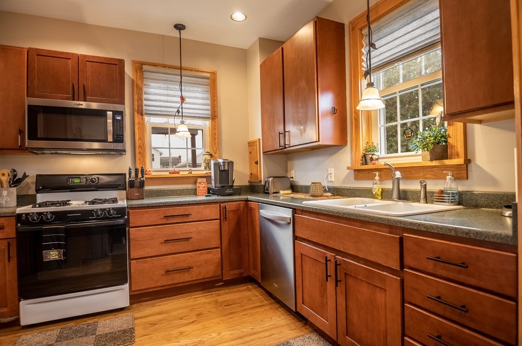 160 White Ave, Hermitage PA  16146-3082 exterior