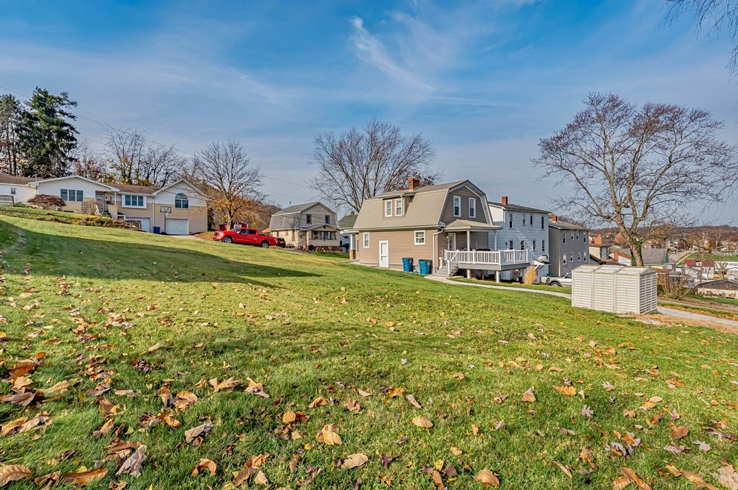 206 7th St, Youngwood PA  15697-1266 exterior