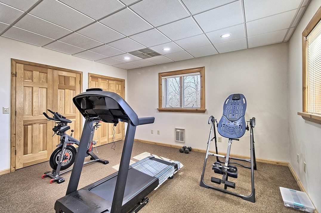 304 Churchill Dr, Greensburg PA  15601-1077 exterior