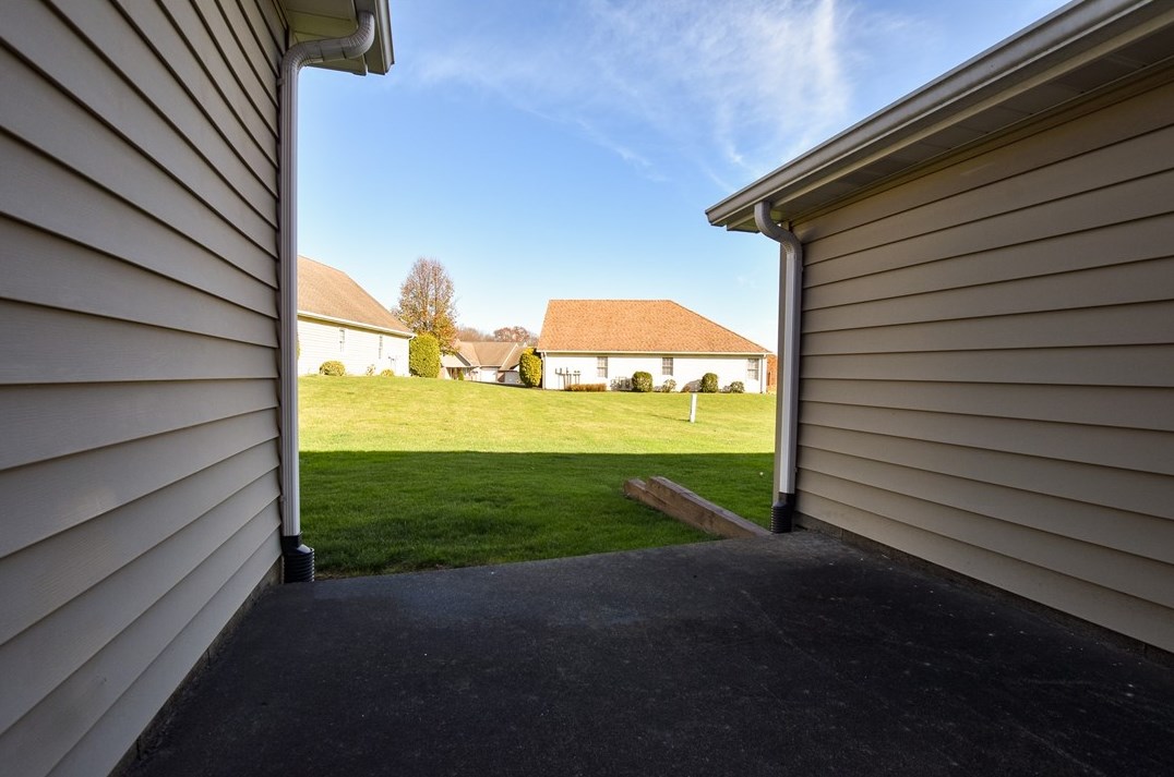 404 Stoneridge Blvd, Butler PA 16001-6678 exterior