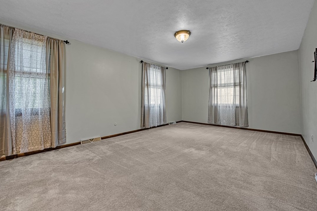 31 Brookdale Dr, Greensburg PA  15601-5856 exterior