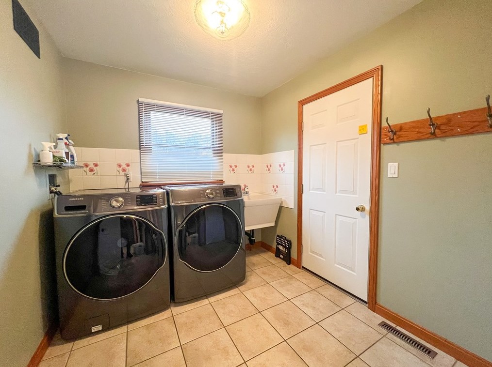 121 Heartland Dr, Butler PA 16001-2968 exterior