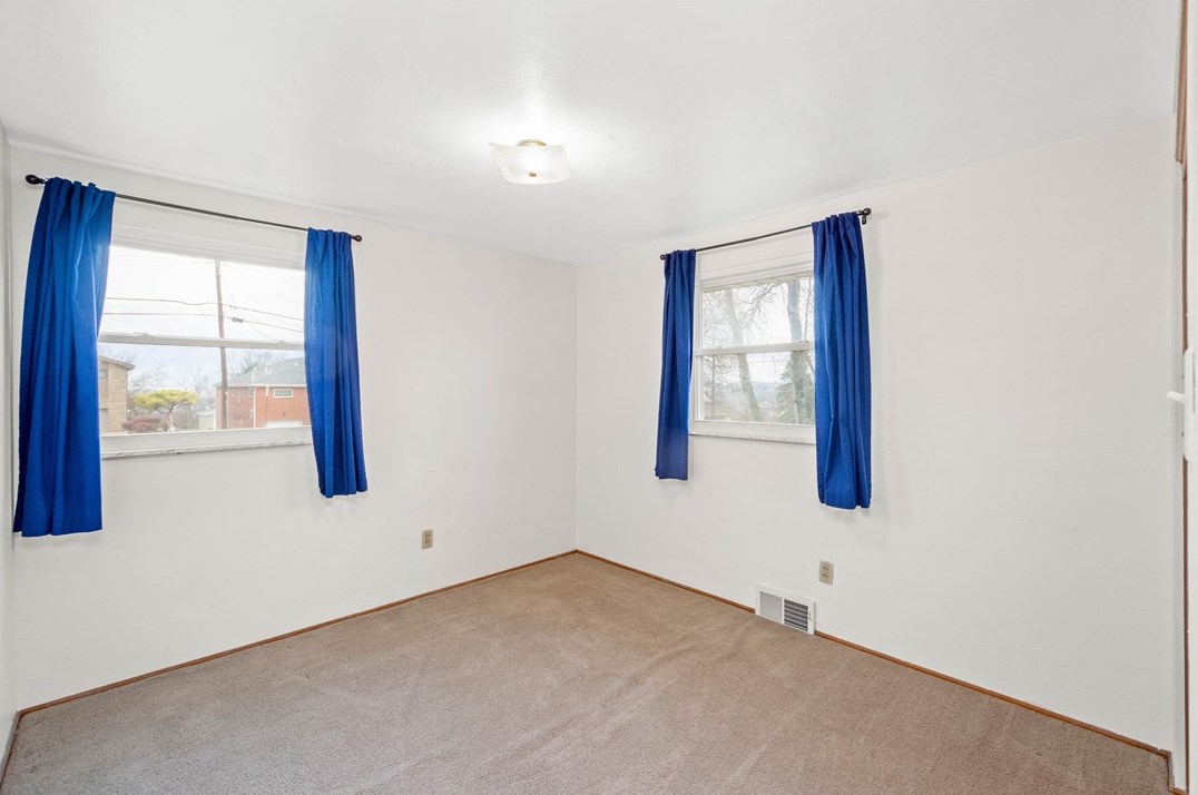 130 Maryland Dr, Collier Township PA  15106-1320 exterior