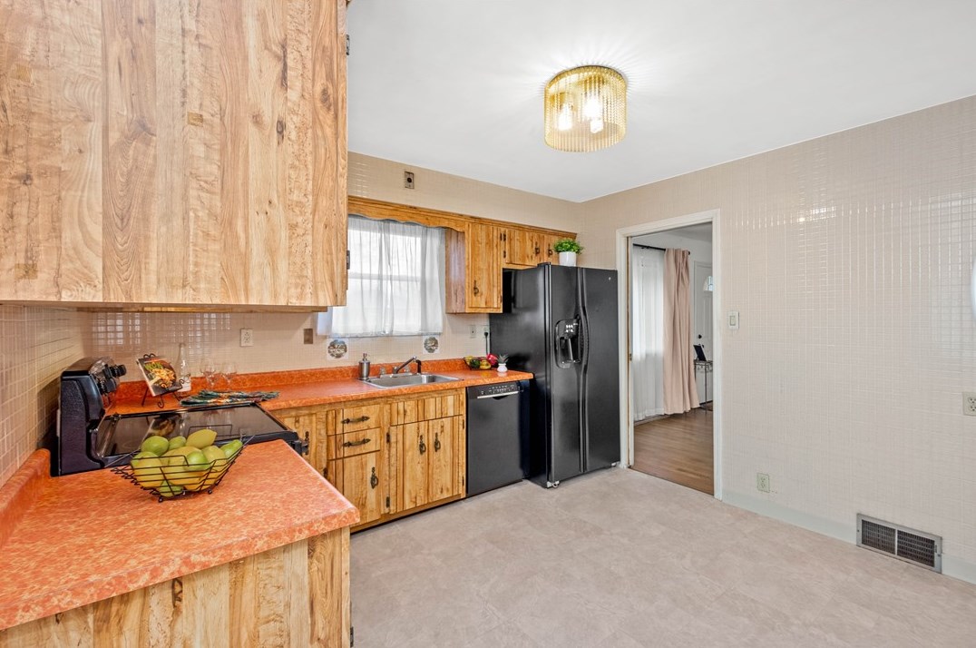 130 Maryland Dr, Collier Township PA  15106-1320 exterior