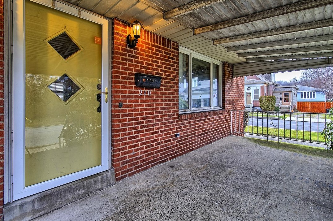 210 Penn St, Greensburg PA  15601-5531 exterior