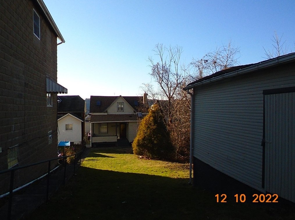 1405 Taylor Ave, New Kensington PA  15068-4155 exterior