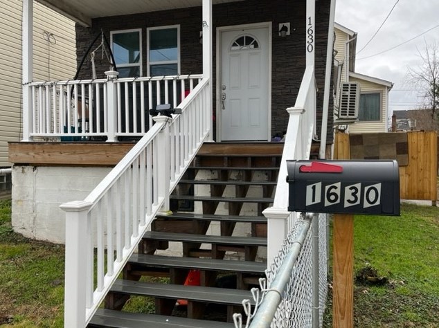 1630 Railroad St, Collier Township PA  15106-4027 exterior