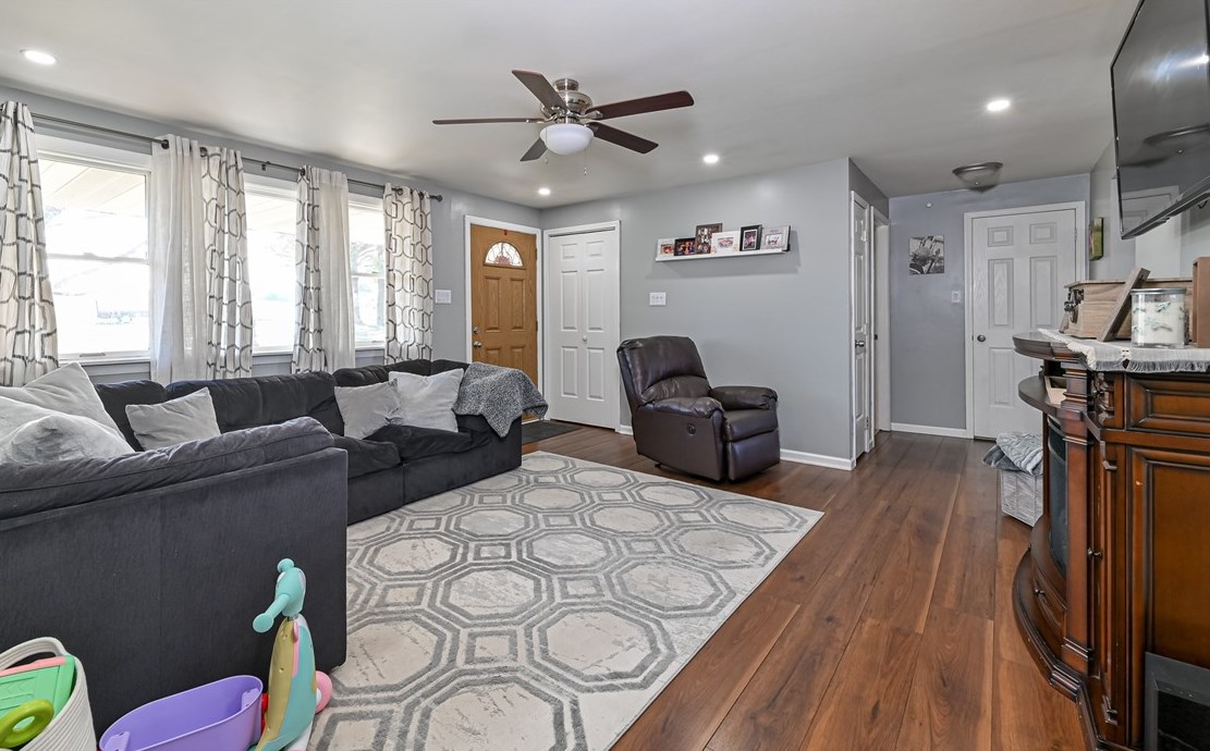400 Circle Dr, Ellwood City PA  16117-2904 exterior