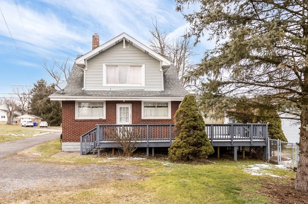 713 Old Zelienople Rd, Ellwood City PA  16117-4149 exterior