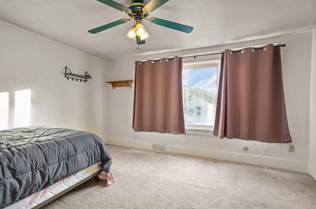 713 Old Zelienople Rd, Ellwood City PA  16117-4149 exterior