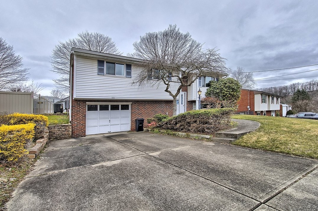 551 Newport Dr, Greensburg PA  15601-6055 exterior