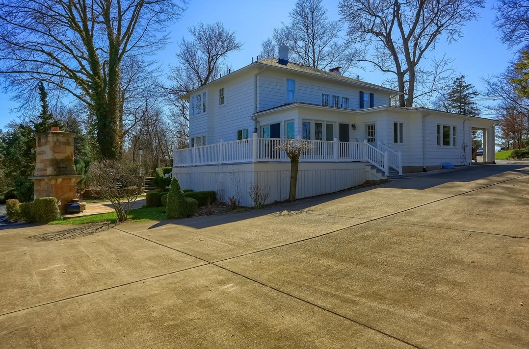 1709 Beaver Grade Rd, Moon Twp PA 15108-3103 exterior