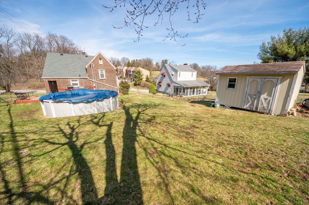 2551 Park Rd, Bethel Park PA  15102-3647 exterior