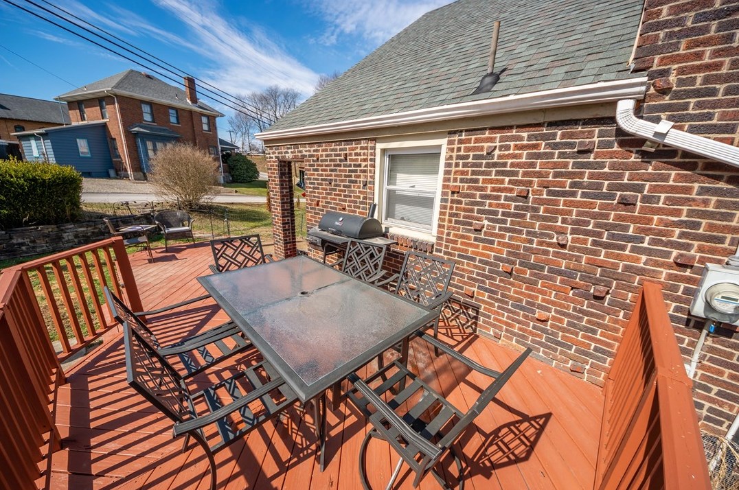 2551 Park Rd, Bethel Park PA  15102-3647 exterior