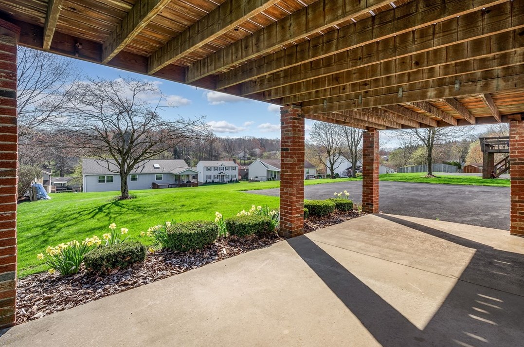 102 Rembrandt Dr, Butler PA  16002-7558 exterior