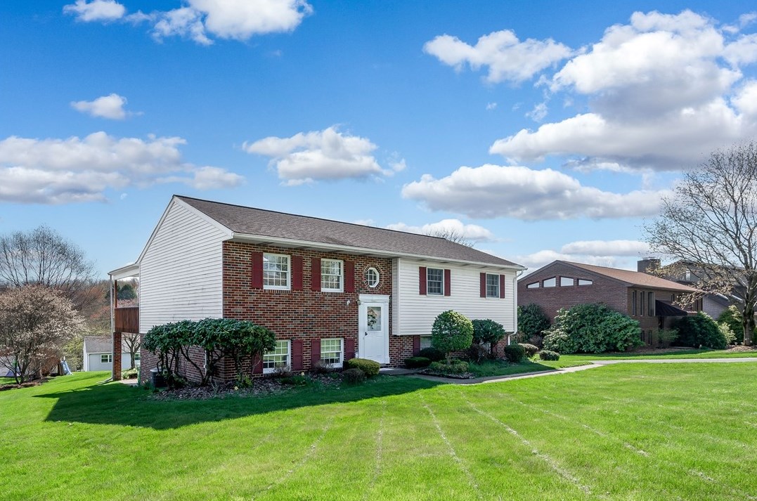 102 Rembrandt Dr, Butler PA  16002-7558 exterior