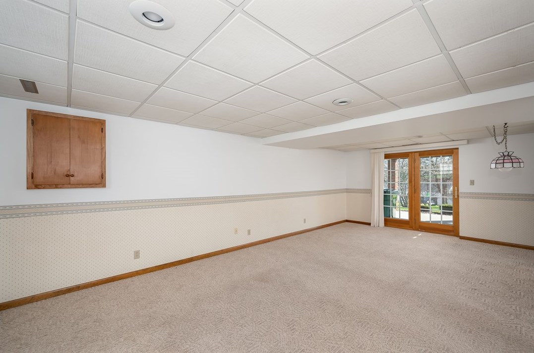 102 Rembrandt Dr, Butler PA  16002-7558 exterior