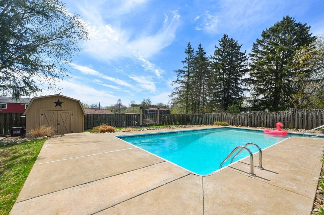 34 Mohawk Dr, Greensburg PA  15601-4772 exterior