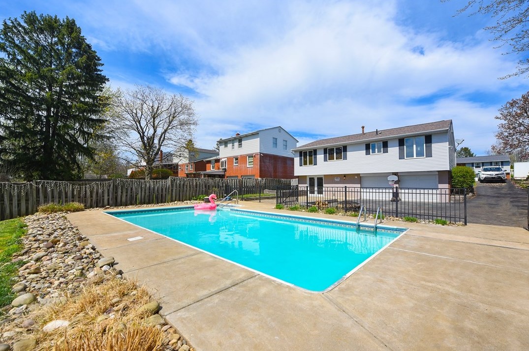 34 Mohawk Dr, Greensburg PA  15601-4772 exterior