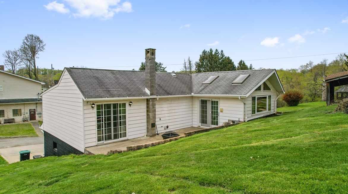 125 Pine Ave, Houston PA  15342-1623 exterior
