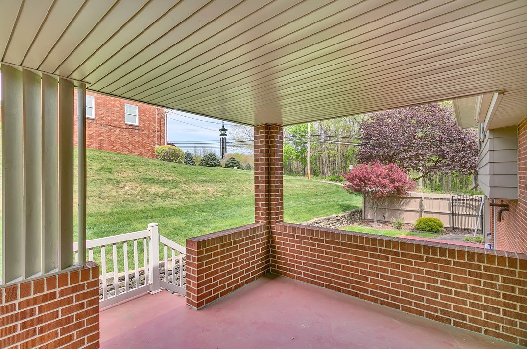 1300 Deerfield Dr, Monroeville PA  15146-4408 exterior