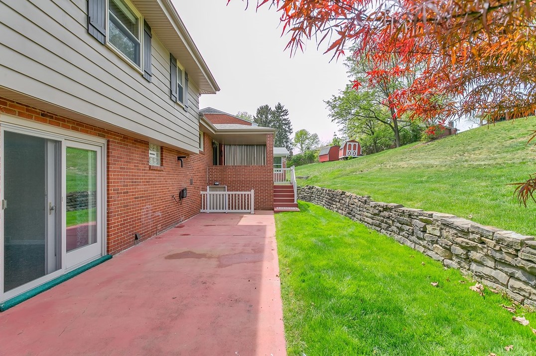 1300 Deerfield Dr, Monroeville PA  15146-4408 exterior