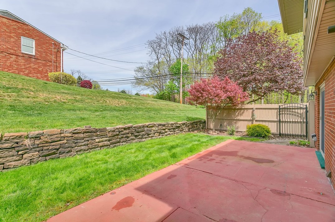 1300 Deerfield Dr, Monroeville PA  15146-4408 exterior