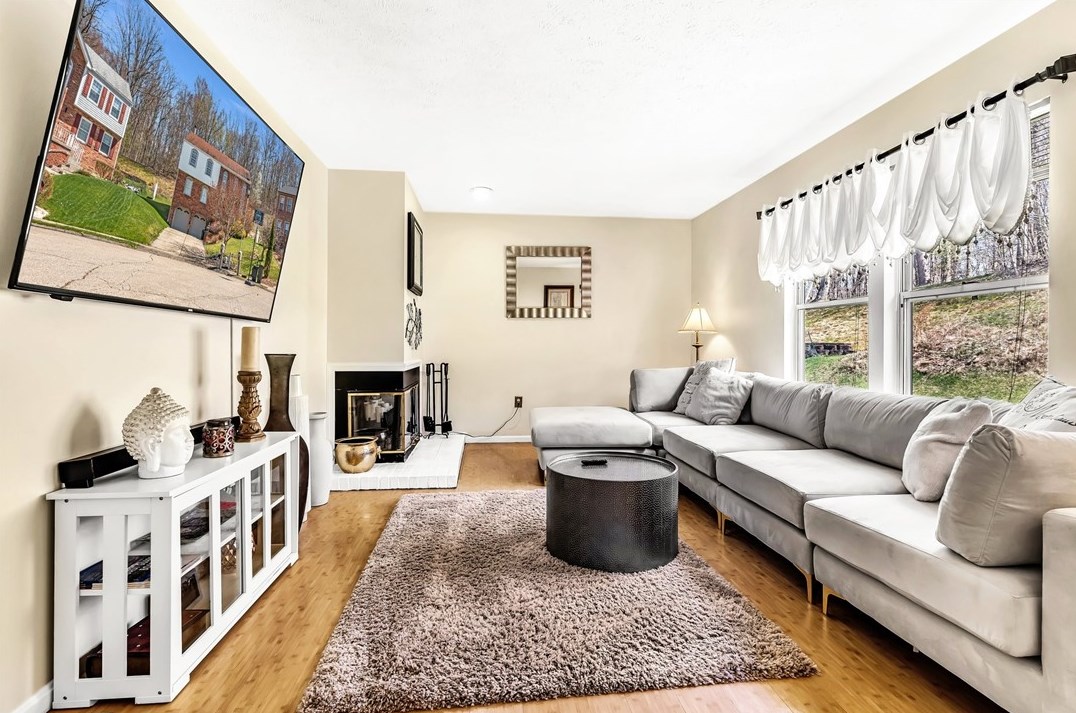 305 Meadow Ct, Monroeville PA  15146-1079 exterior