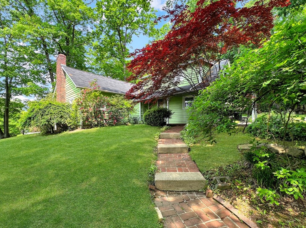 201 Woodland Dr, New Castle PA  16105-1518 exterior