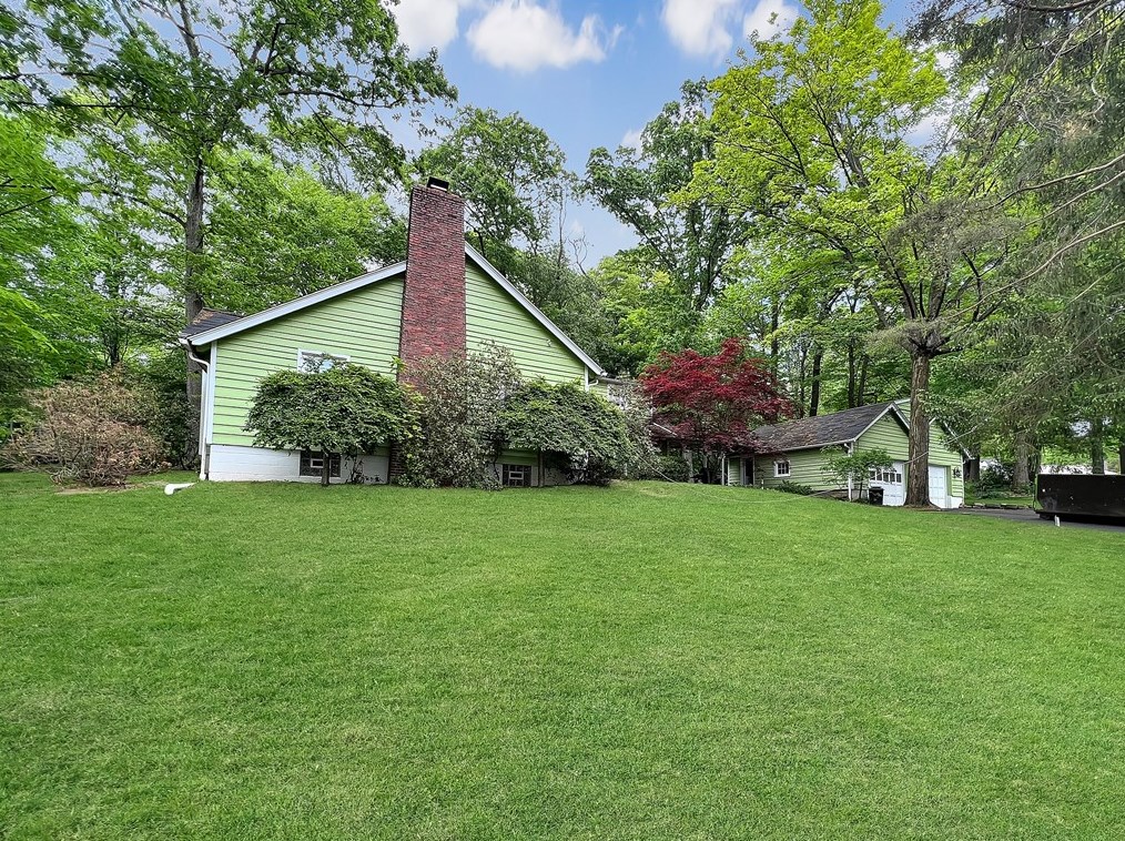 201 Woodland Dr, New Castle PA  16105-1518 exterior