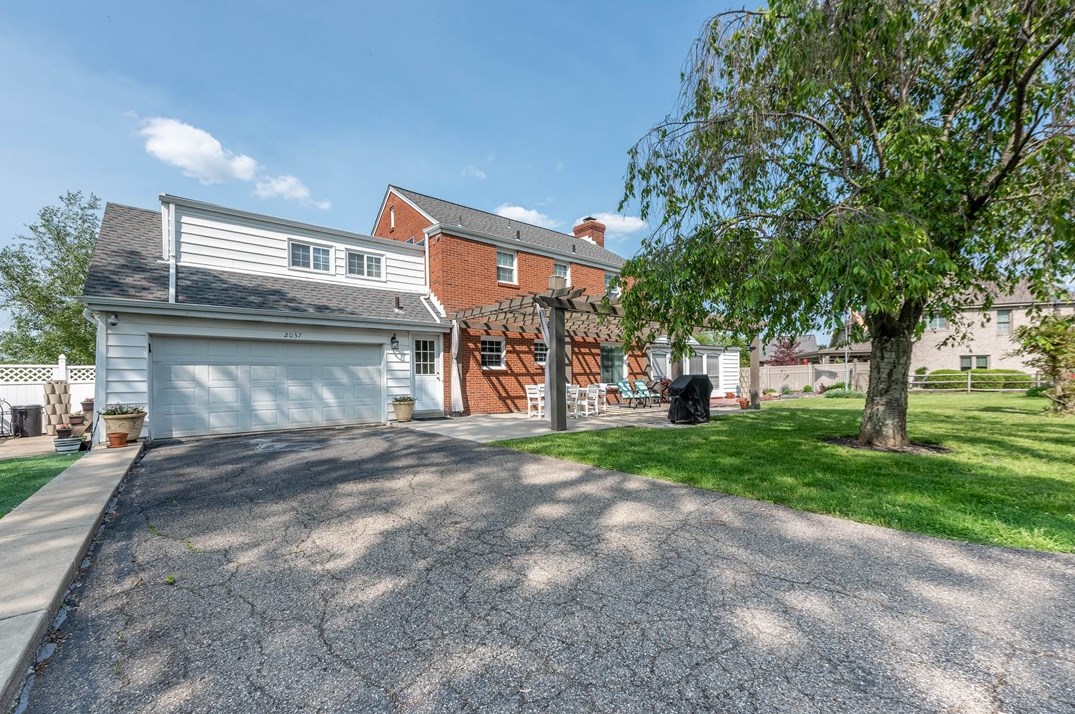 2037 Grandview Farms Ct, Bethel Park PA  15102-3722 exterior