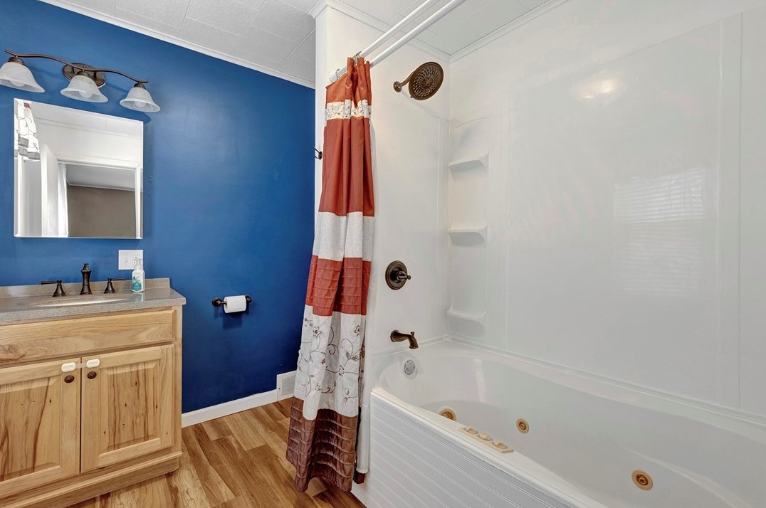 637 Line Ave, Ellwood City PA  16117-1124 exterior