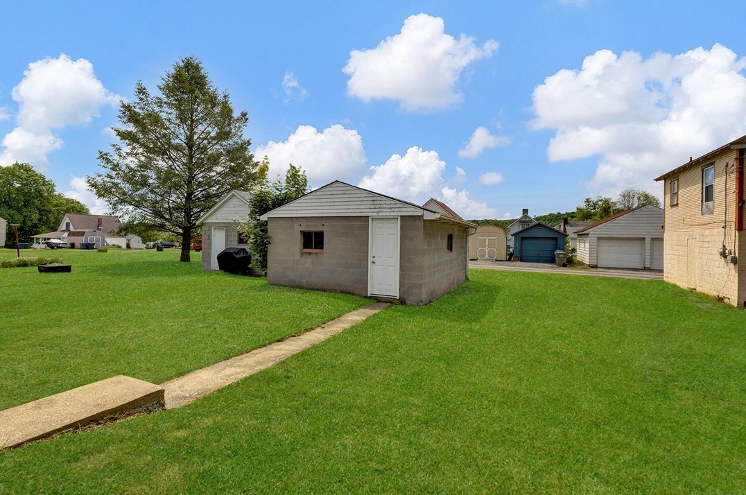 637 Line Ave, Ellwood City PA  16117-1124 exterior