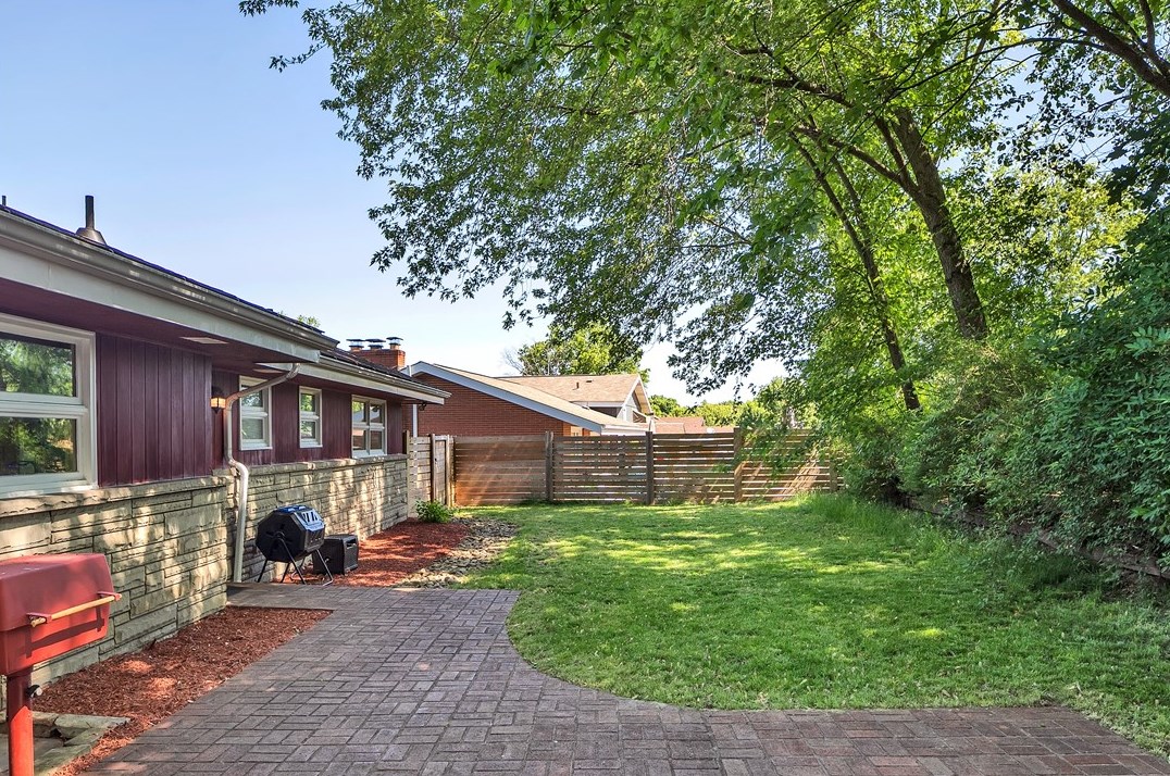 1562 Fairmont Dr, New Kensington PA  15068-5856 exterior