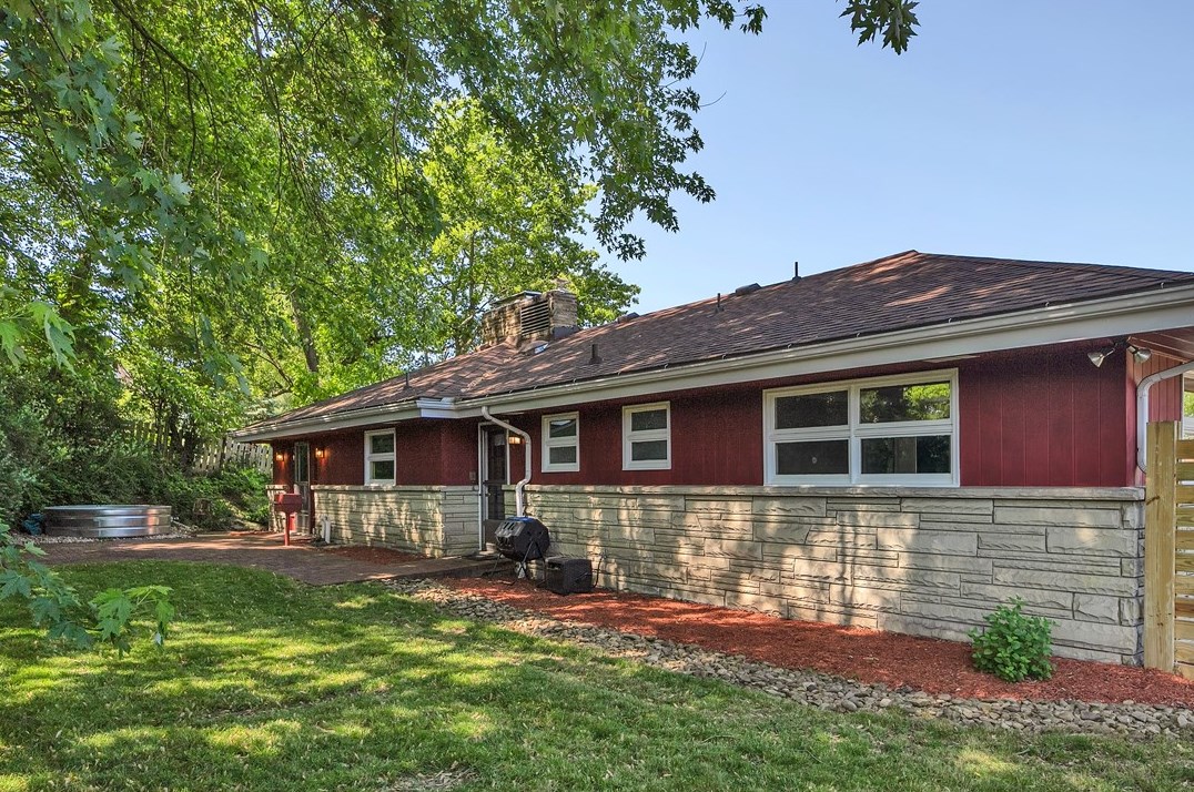 1562 Fairmont Dr, New Kensington PA  15068-5856 exterior