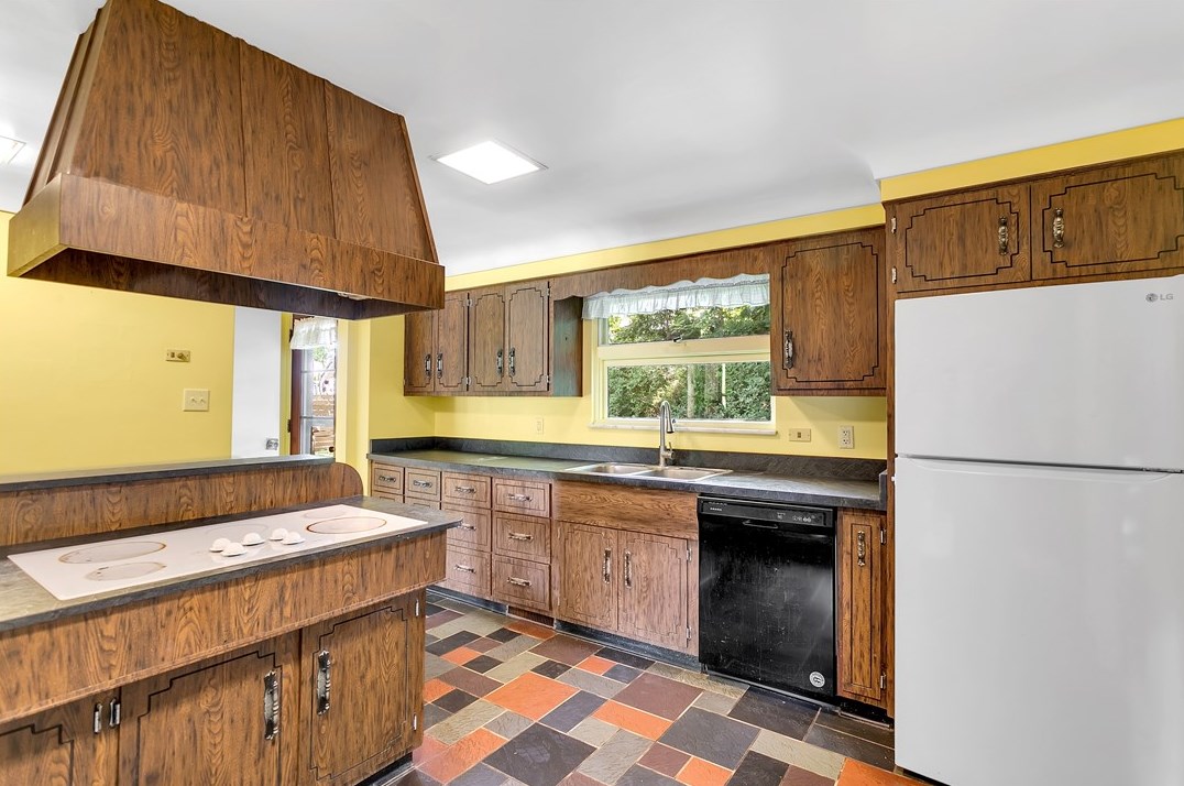 1562 Fairmont Dr, New Kensington PA  15068-5856 exterior