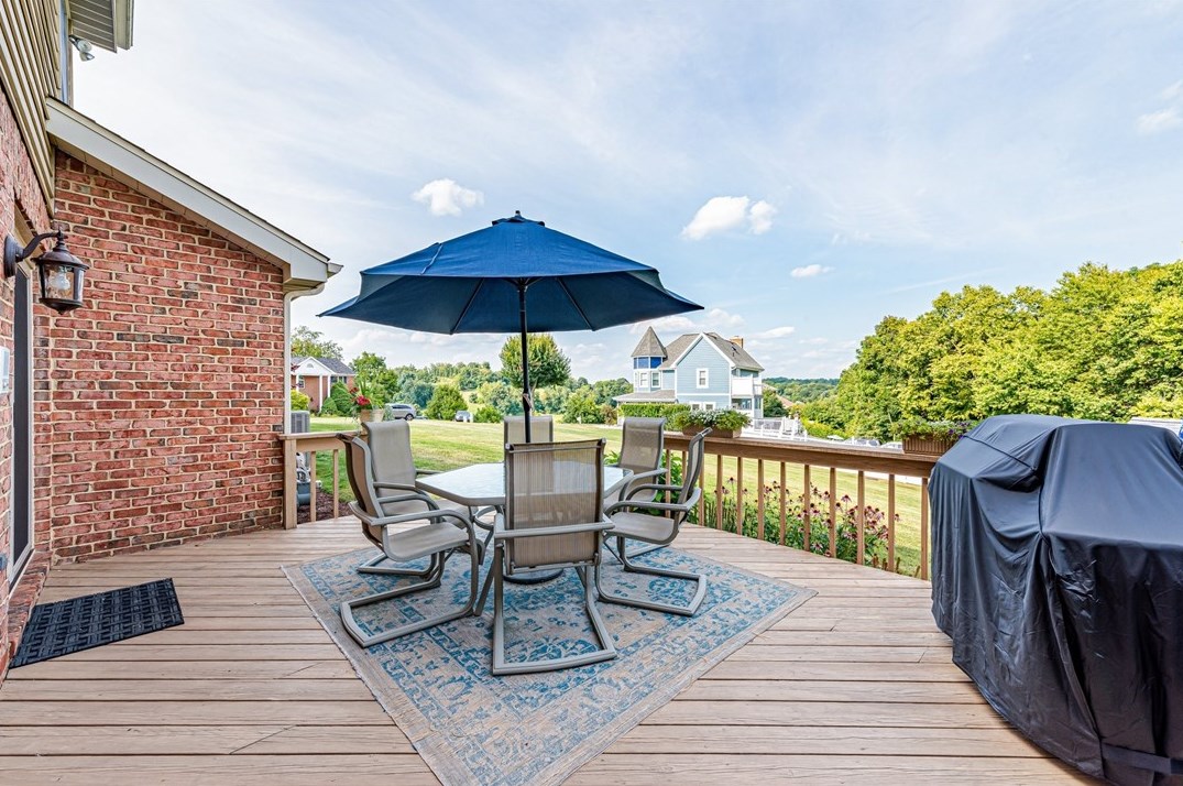 300 Crabapple Dr, Washington PA 15301-9571 exterior