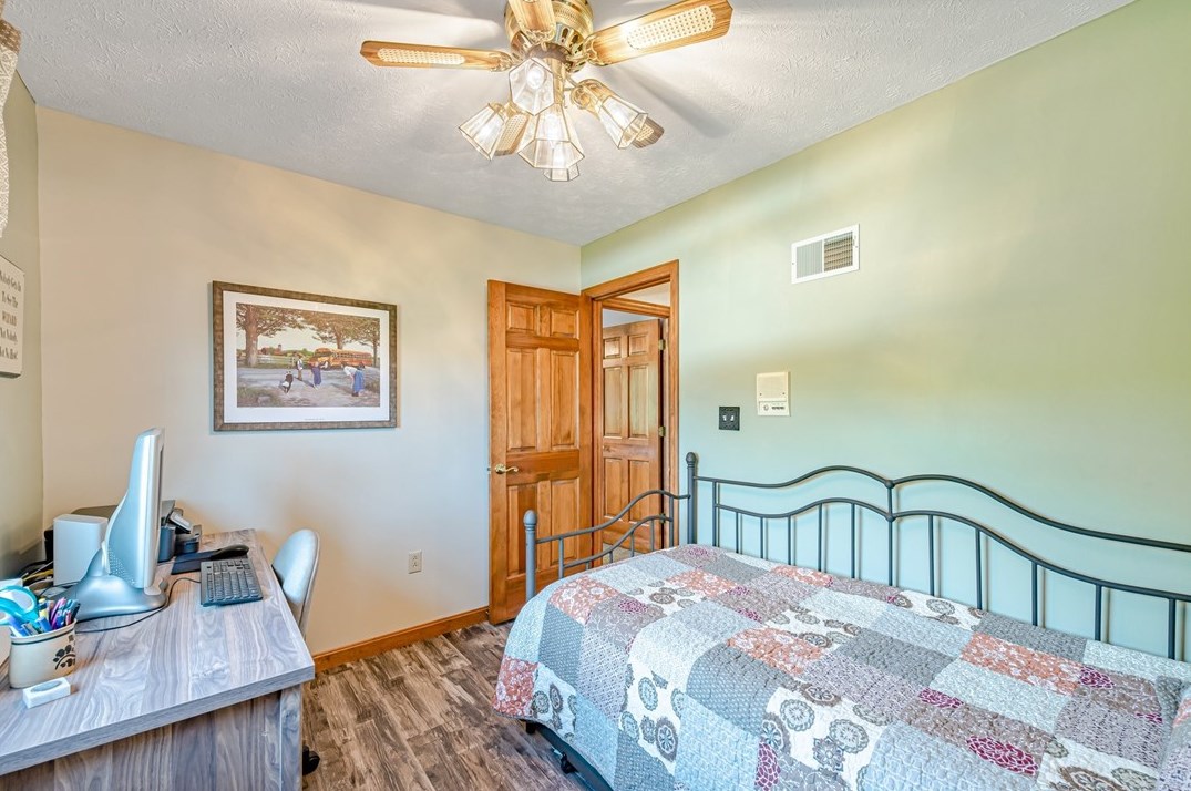 300 Crabapple Dr, Washington PA 15301-9571 exterior