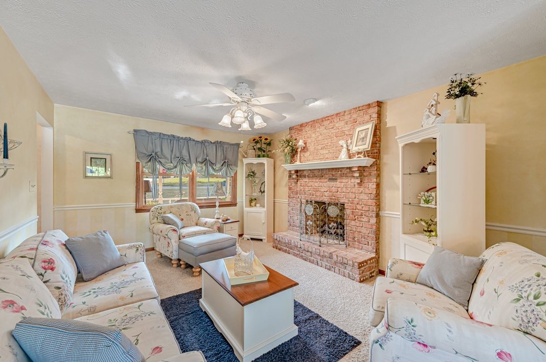 300 Crabapple Dr, Washington PA 15301-9571 exterior