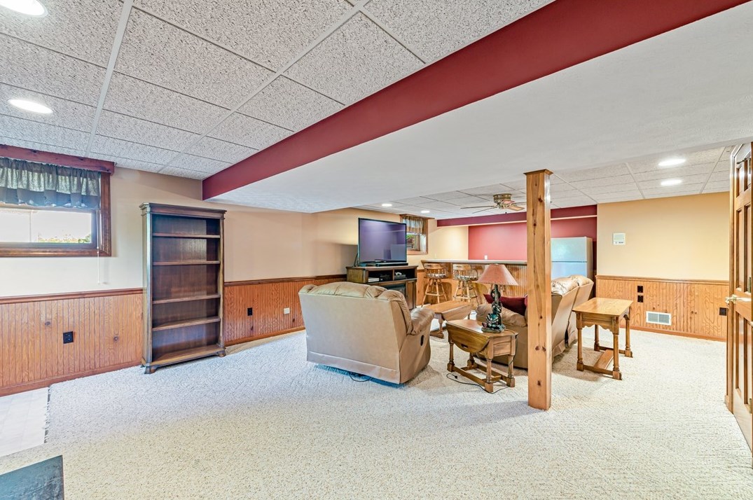 300 Crabapple Dr, Washington PA 15301-9571 exterior