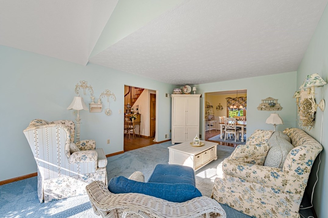 300 Crabapple Dr, Washington PA 15301-9571 exterior