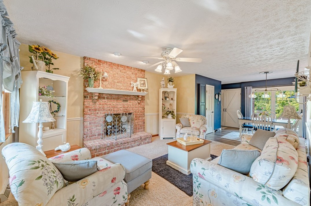 300 Crabapple Dr, Washington PA 15301-9571 exterior