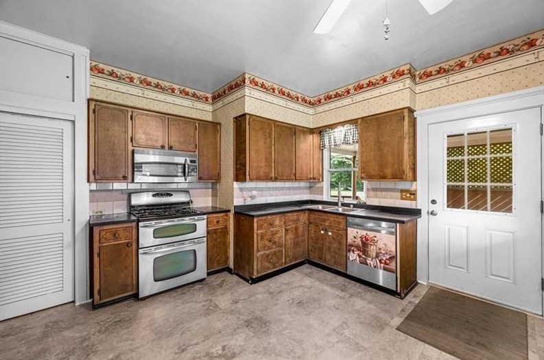 229 Country Club Dr, Ellwood City PA  16117-5007 exterior