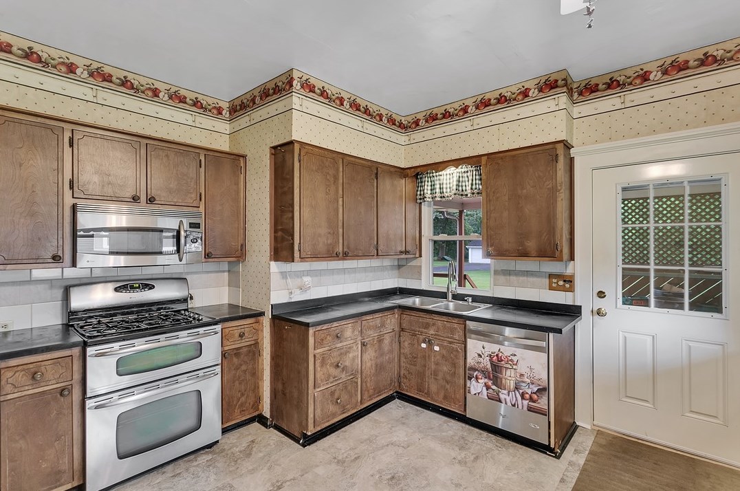 229 Country Club Dr, Ellwood City PA  16117-5007 exterior