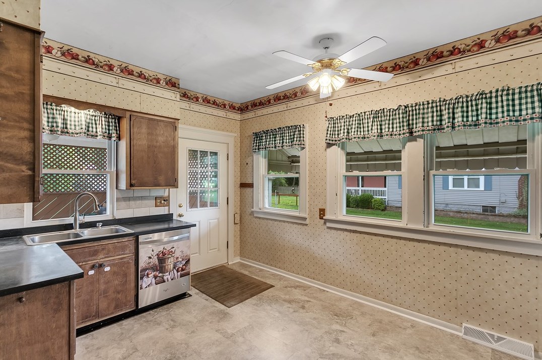229 Country Club Dr, Ellwood City PA  16117-5007 exterior