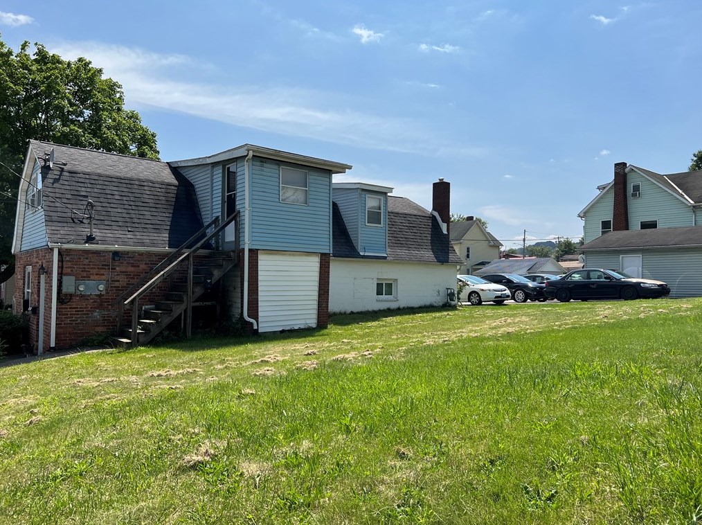 405 Hillis St, Youngwood PA  15697-1132 exterior