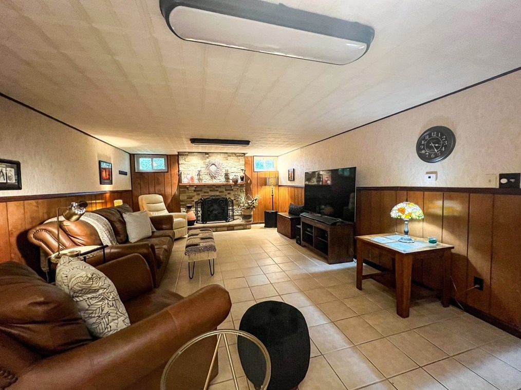 111 Hilltop Dr, Butler PA 16001-1675 exterior