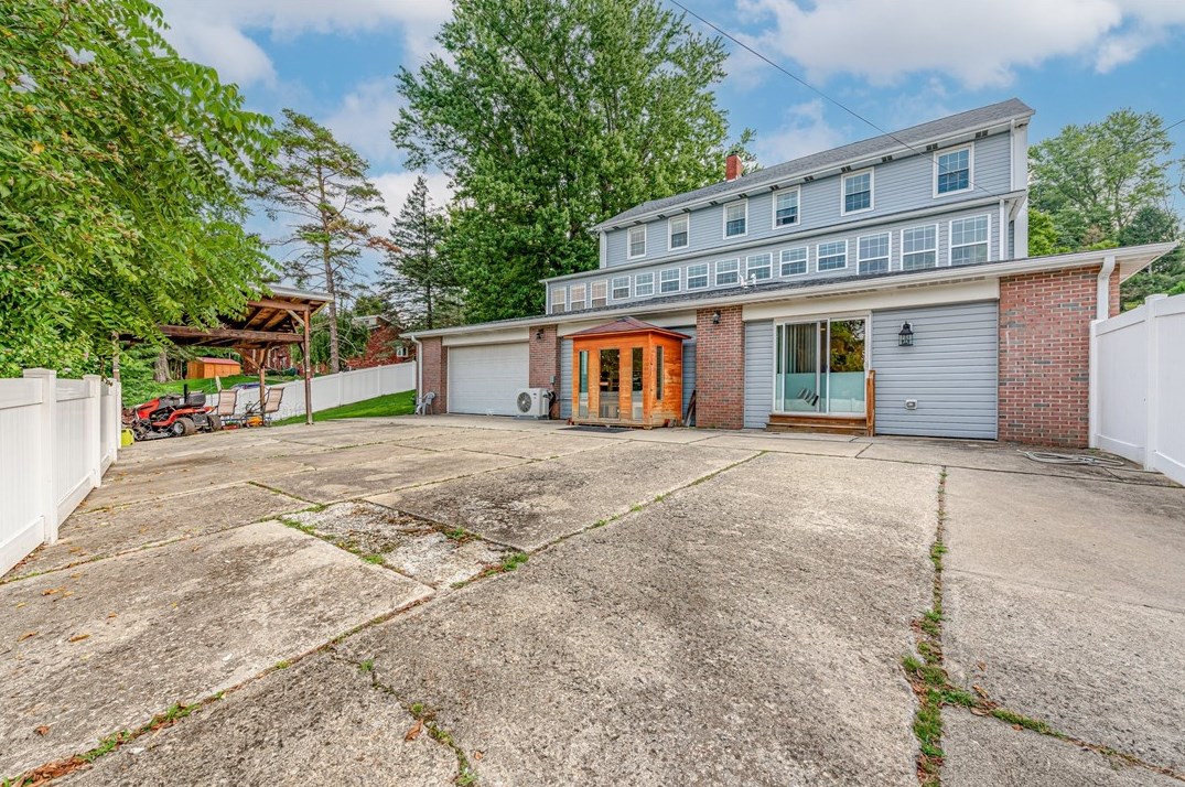 14381 Rdg Rd, North Huntingdon PA 15642-2808 exterior