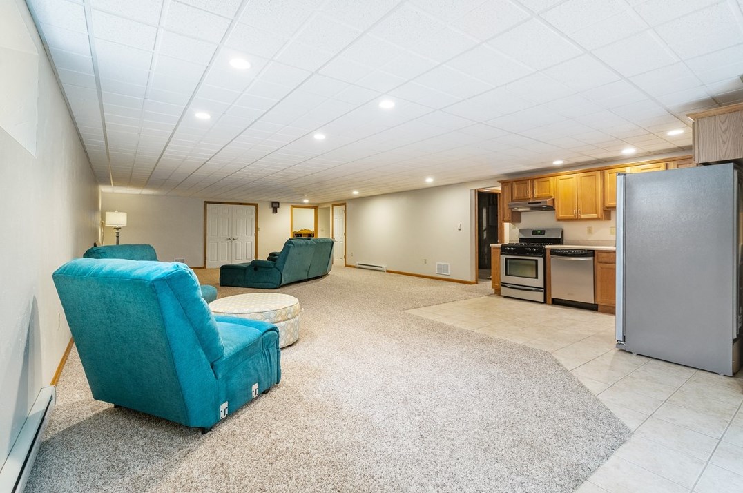 313 Brandywine Dr, North Huntingdon PA 15642-9225 exterior